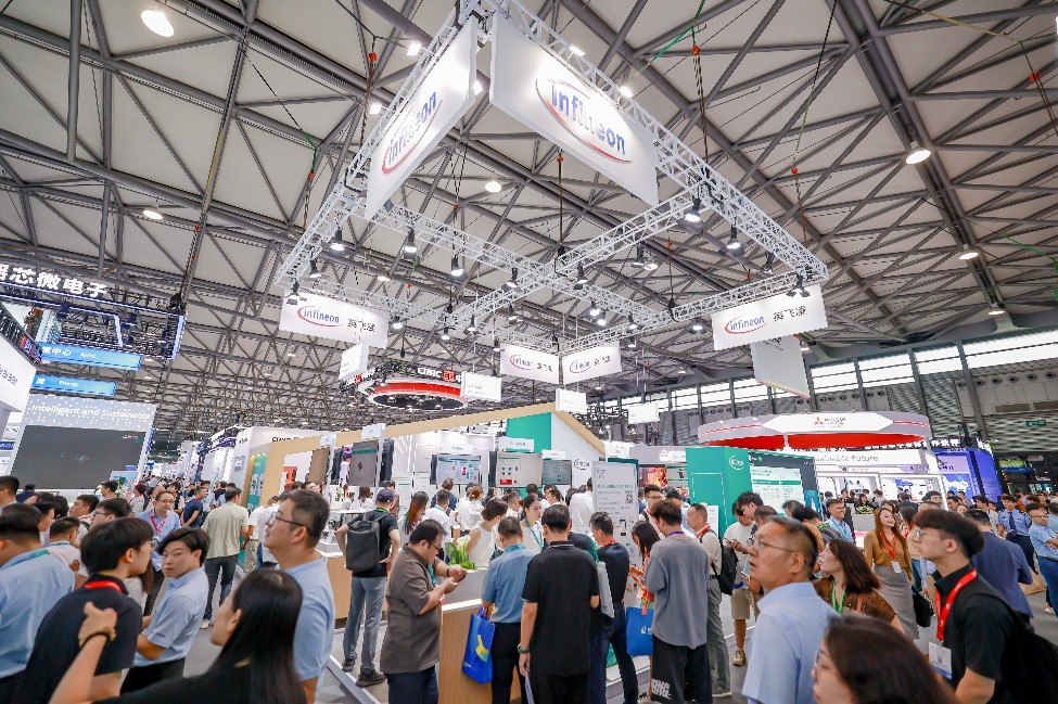 1759110787465405.jpg 配图1:2025上海国际电力元件、可再生能源管理展览会英飞凌展台.jpg