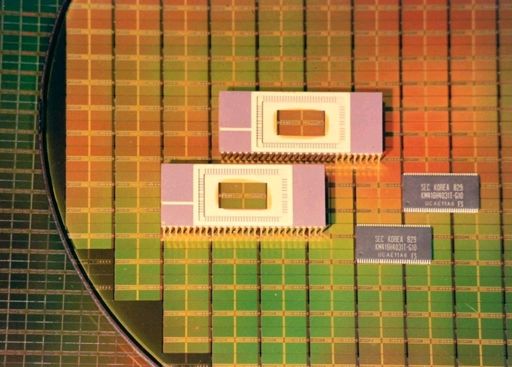 1761897620591548.jpeg 三星 64Mb SDR SDRAM被应用于GeForce 256 (1999).jpeg